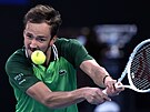 Daniil Medvedv hraje bekhend ve finále Australian Open.