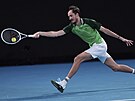 Ruský tenista Daniil Medvedv dobíhá balonek ve finále Australian Open.