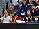 Trenér Rusa Daniila Medvedva pozoruje finále Australian Open.