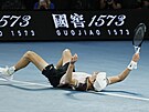 Jannik Sinner pádá po promnném mebolu ve finále Australian Open.