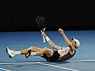 Jannik Sinner pádá radostí po promnném mebolu ve finále Australian Open.