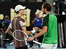 Daniil Medvedv gratuluje Janniku Sinnerovi k vítzství na Australian Open.