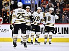 Hokejisté týmu Boston Bruins slaví gól do sít soupe z Philadelphia Flyers.