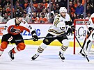 Momentka ze zápasu mezi týmy Philadelphia Flyers a Boston Bruins.