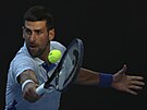 Novak Djokovi odehrává bekhend ve tvrtfinále Australian Open.