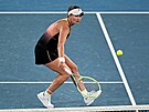 eská tenistka Barbora Krejíková v akci ve tvrtfinále Australian Open