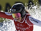 Rakouská lyaka Stephanie Venierová v cíli sjezdu Svtového poháru v Cortin...