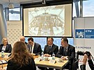 Ministr zahraniních vcí Jan Lipavský (uprosted) na tiskové konferenci v...