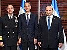Americký viceadmirál Brad Cooper (vlevo) spolu s nkdejím izraelským premiérem...