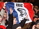 Fandové Manchesteru United nezapomnli, v beznu 2005 mávají vlajkou Francie s...
