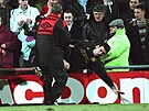 25. leden 1995: Eric Cantona z Manchesteru United se vrhl na stadionu Crystal...