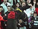 25. leden 1995: Eric Cantona z Manchesteru United se vrhl na stadionu Crystal...