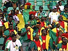 Kameruntí fanouci sledují zápas Afrického poháru.