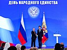 Srbský herec Milo Bikovi pebírá Pukinovu medaili od Vladimira Putina (4....