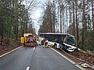 U Borohr�dku narazil autobus do stromu. (24. ledna 2024)