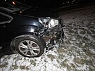 �idi� tmavého vozu ují�d�l p�ed policií a v hradecké �tefánikov� ulici naboural...