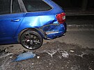 Nabourané parkující auto v hradecké �tefánikov� ulici, které náraz odhodil na...