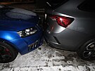 Nabourané parkující auto (vlevo) v hradecké �tefánikov� ulici odhodil náraz na...