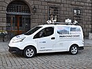 Plze zkouí elektromobil, který jezdí po mst a hlídá, jestli idii správn...