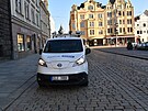 Plze zkouí elektromobil, který jezdí po mst a hlídá, jestli idii správn...