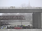 U Krupé na Rakovnicku po pádu dodávky z rozestavného mostu zemeli dva lidé....