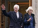 Král Karel III. a královna Camilla pi odchodu z nemocnice (Londýn, 29. ledna...