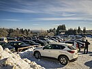 Plná parkovit v Bedichov v Jizerských horách (20. ledna 2024)