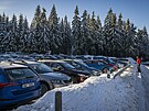 Plná parkovit v Bedichov v Jizerských horách (20. ledna 2024)