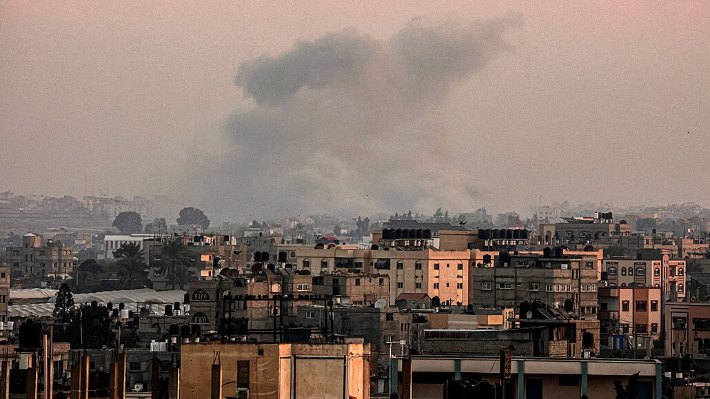 Nad Chán Júnisem v Pásmu Gazy stoupá dým. (23. ledna 2024)