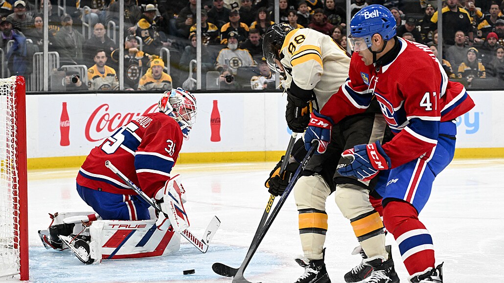 Úto�ník Boston Bruins David Pastr�ák p�ekonává branká�e Montreal Canadiens Sama...