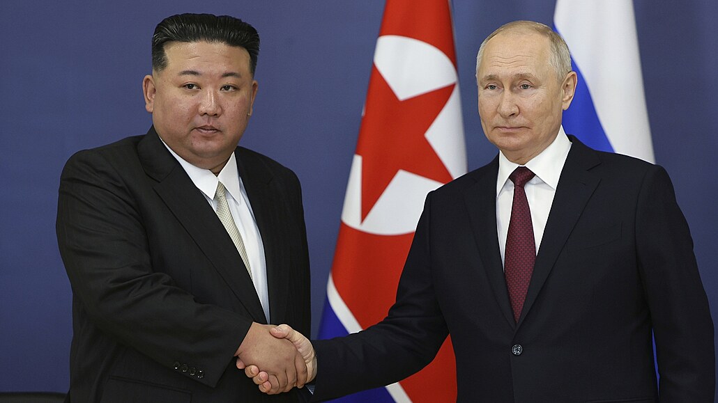 Ruský prezident Vladimir Putin a severokorejský vdce Kim ong-un pi setkání v...