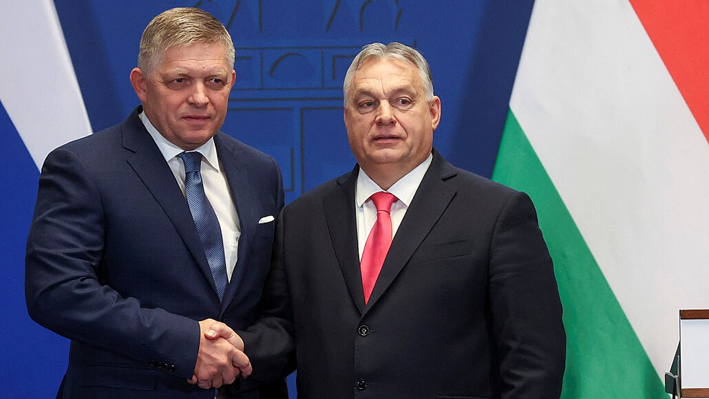Slovenský premiér Robert Fico si podává ruku s maarským premiérem Viktorem...