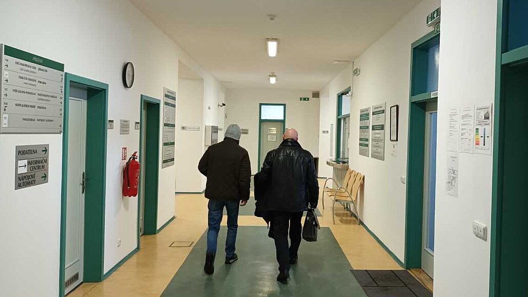 Ob�alovaný technik (v �epici) u Okresního soudu v Lounech se svým obhájcem