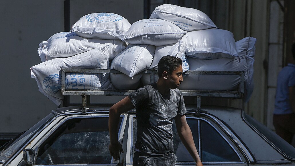 Úad OSN pro palestinské uprchlíky pomáhá s dodávkami  základních potravin a...
