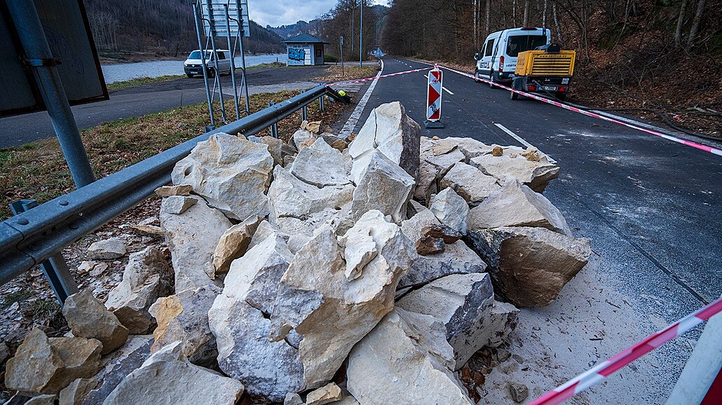 Takto skonil kámen, který spadl na silnici u Henska. (25. ledna 2024)