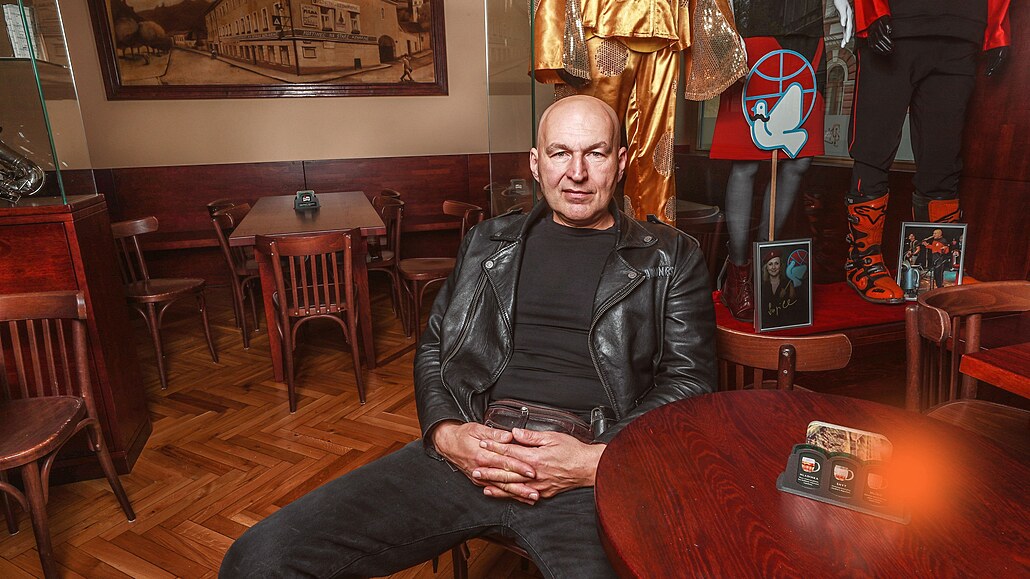 Frontman T�í sester Lou Fanánek Hagen