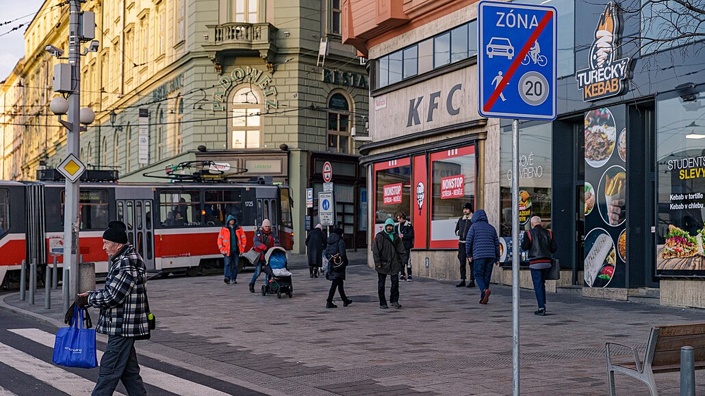 P�í zónu mezi chodníkem u obchodního domu Letmo a tramvajovou zastávkou v...
