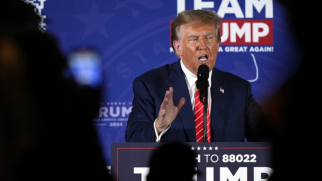 Republikánský prezidentský kandidát Donald Trump, hovo�í b�hem p�edvolební akce...