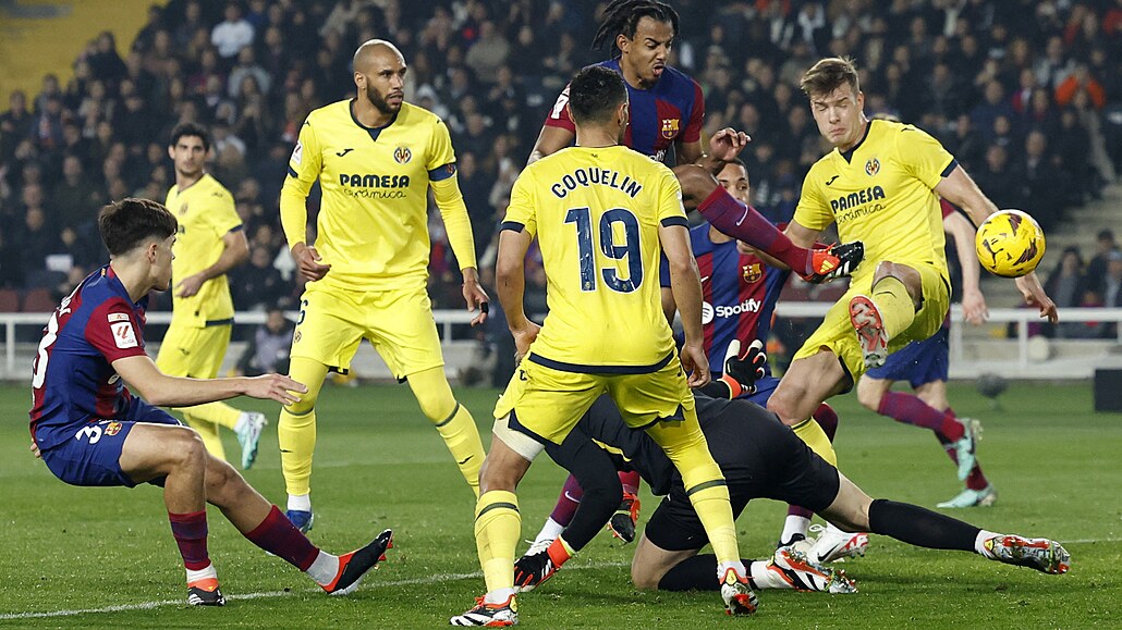 Momentka z utkání �pan�lské logy mezi Barcelonou a Villarrealem.