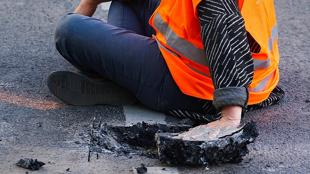 Klimatická aktivistka se na ulici v Berlín pilepila rukou k asfaltu. (19....
