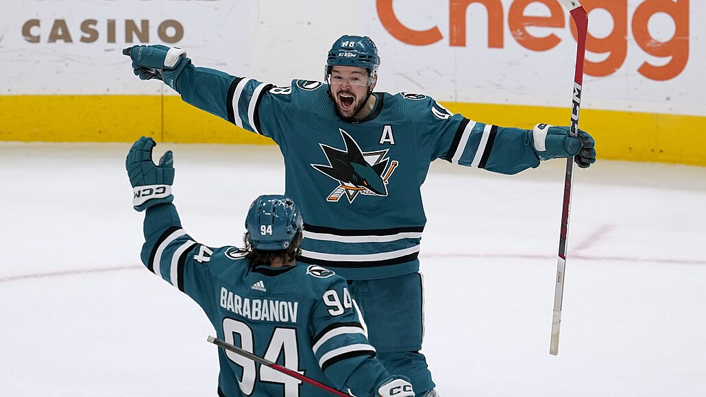 Tomá Hertl ze San Jose se raduje z vítzného gólu v zápase s New York Rangers.