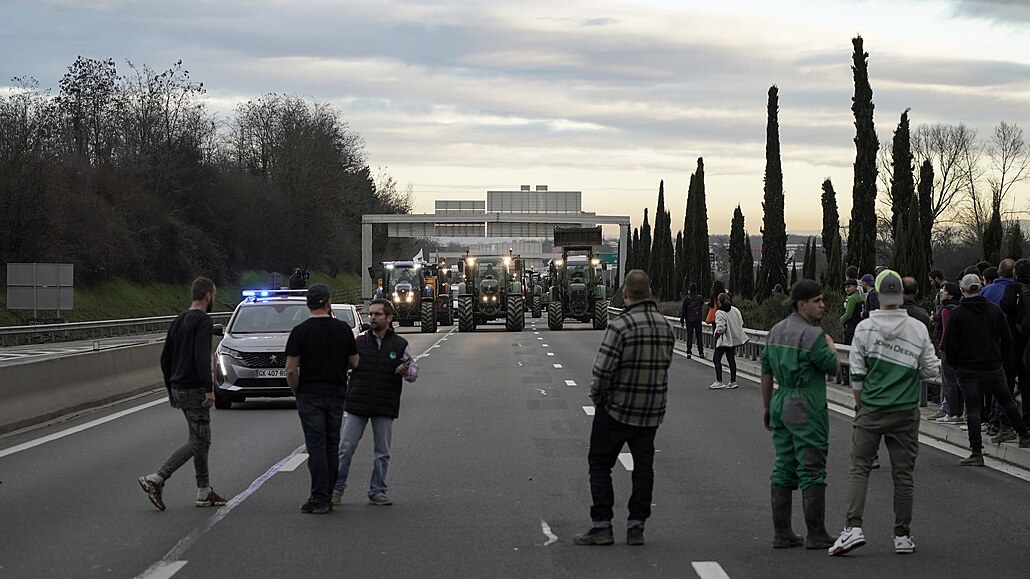 Zemědělci zablokovali důležité silniční tahy na desítkách míst Francie, od...