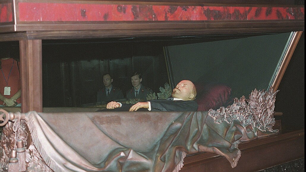 Nostalgi�tí p�íznivci Vladimira Ilji�e Lenina se v ned�li se�li v ruském...