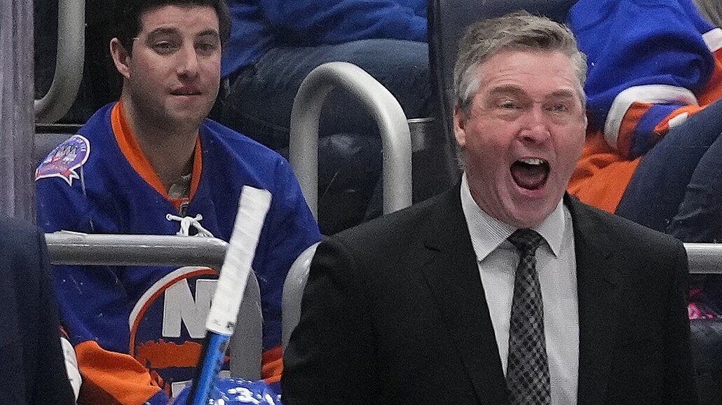 Patrick Roy (vpravo) jako trenér New York Islanders pro�ívá zápas.