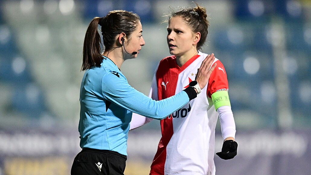 Diana Bartoviová ze Slavie se diví u rozhodí Marie Caputiové po neuznání gólu.