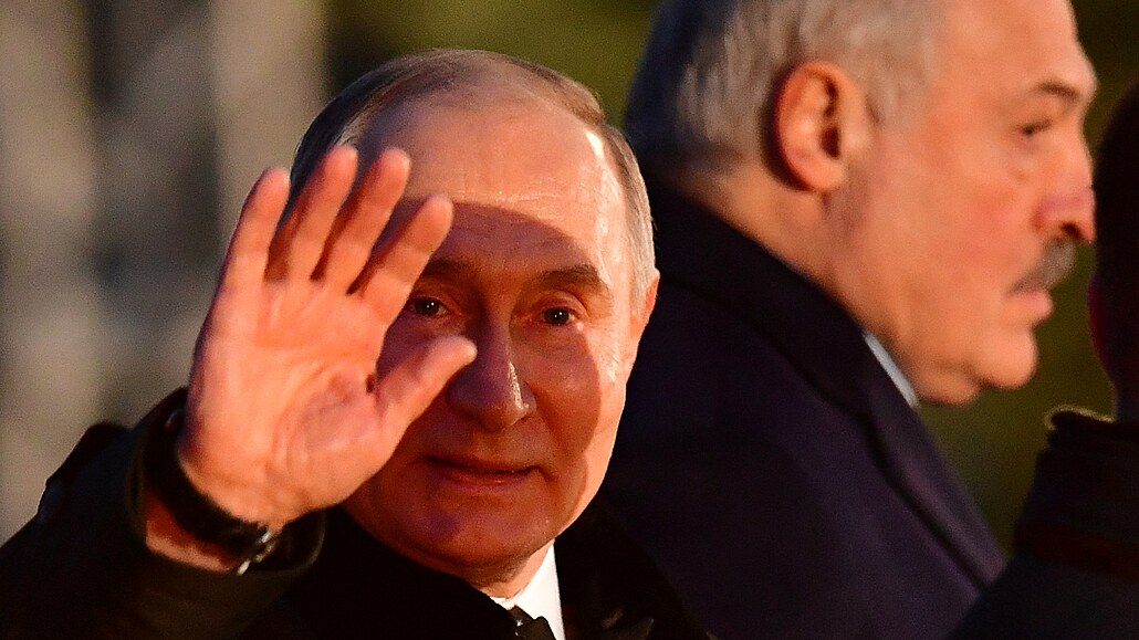 Prezident Vladimir Putin spolen s bloruským protjkem Alexandrem Lukaenkem...