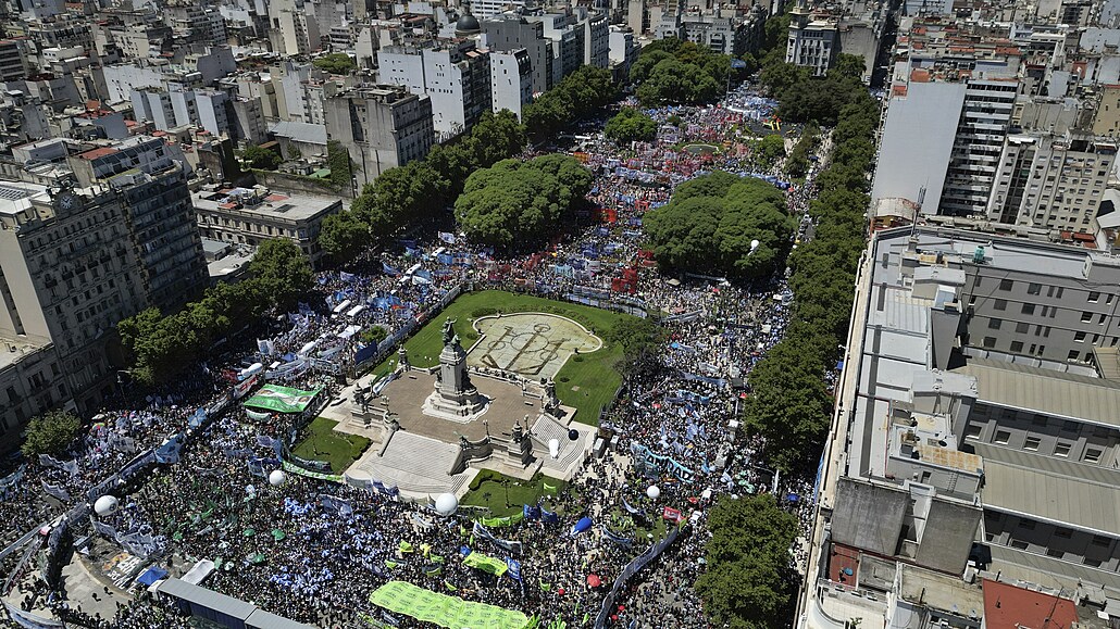 Tisíce Argentinc� v Buenos Aires stávkují proti radikálním reformám nového...