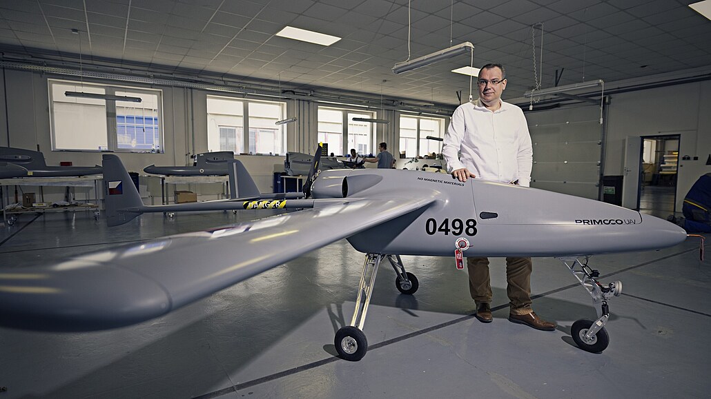 Ladislav Semetkovský s jedním ze svých bezpilotních letoun� (8. 3. 2022)