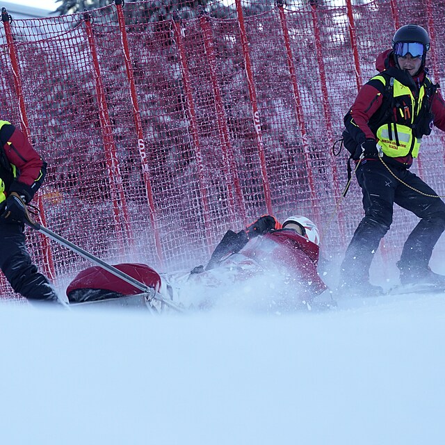 Slovensk� ly�a�ka Petra Vlhov� v p��i z�chran��� b�hem SP v Jasn�