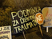 Demonstrace Spravedlnost pro obti znásilnní ped budovou Krajského soudu v...